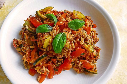 Mediterrane Zucchini-Reis-Pfanne mit Feta